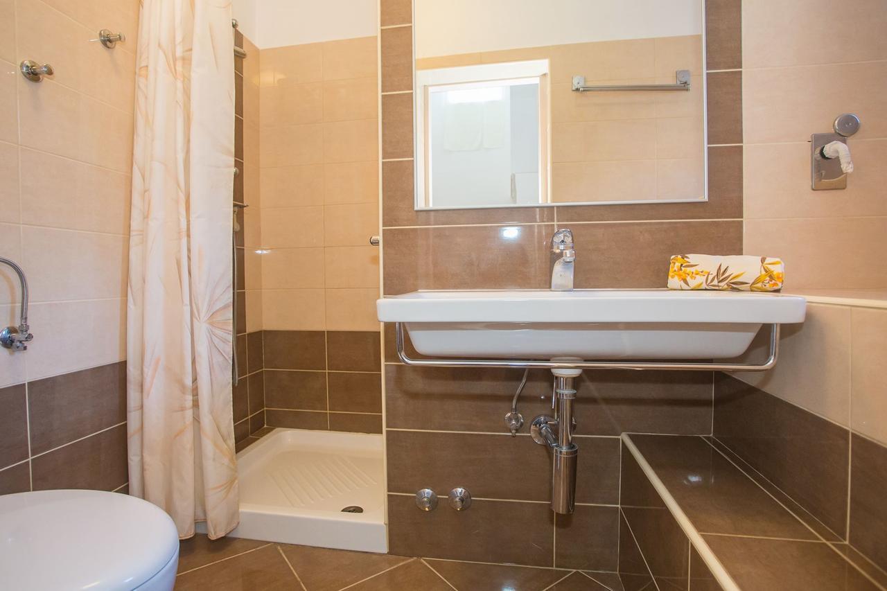 App. Fiorela Hotel Poreč Eksteriør billede